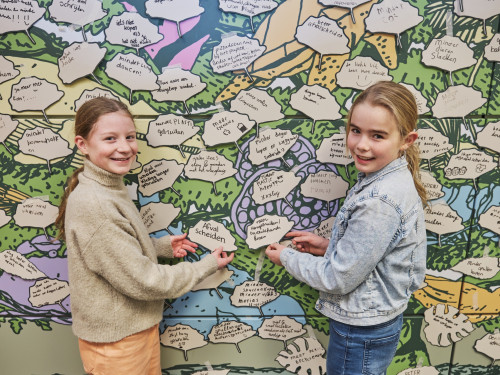 twee mesjes met boomblad met belofte in hand