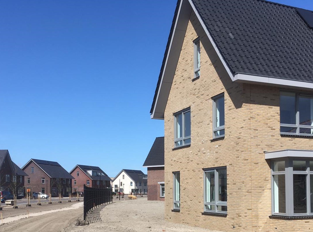 Foto van nieuwbouw woning Broekhorn Heerhugowaard. de straten zijn nog niet bestraat en er ontbreekt nog beplanting in de straat.