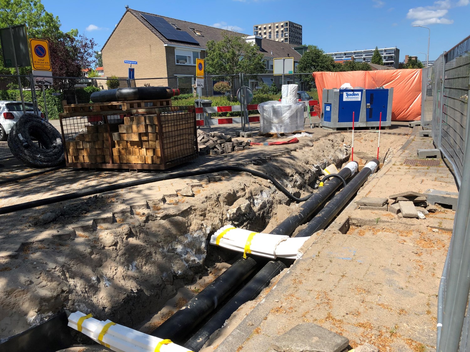 Foto van de aanleg van het warmtenet in de Merelstraat in Sliedrecht