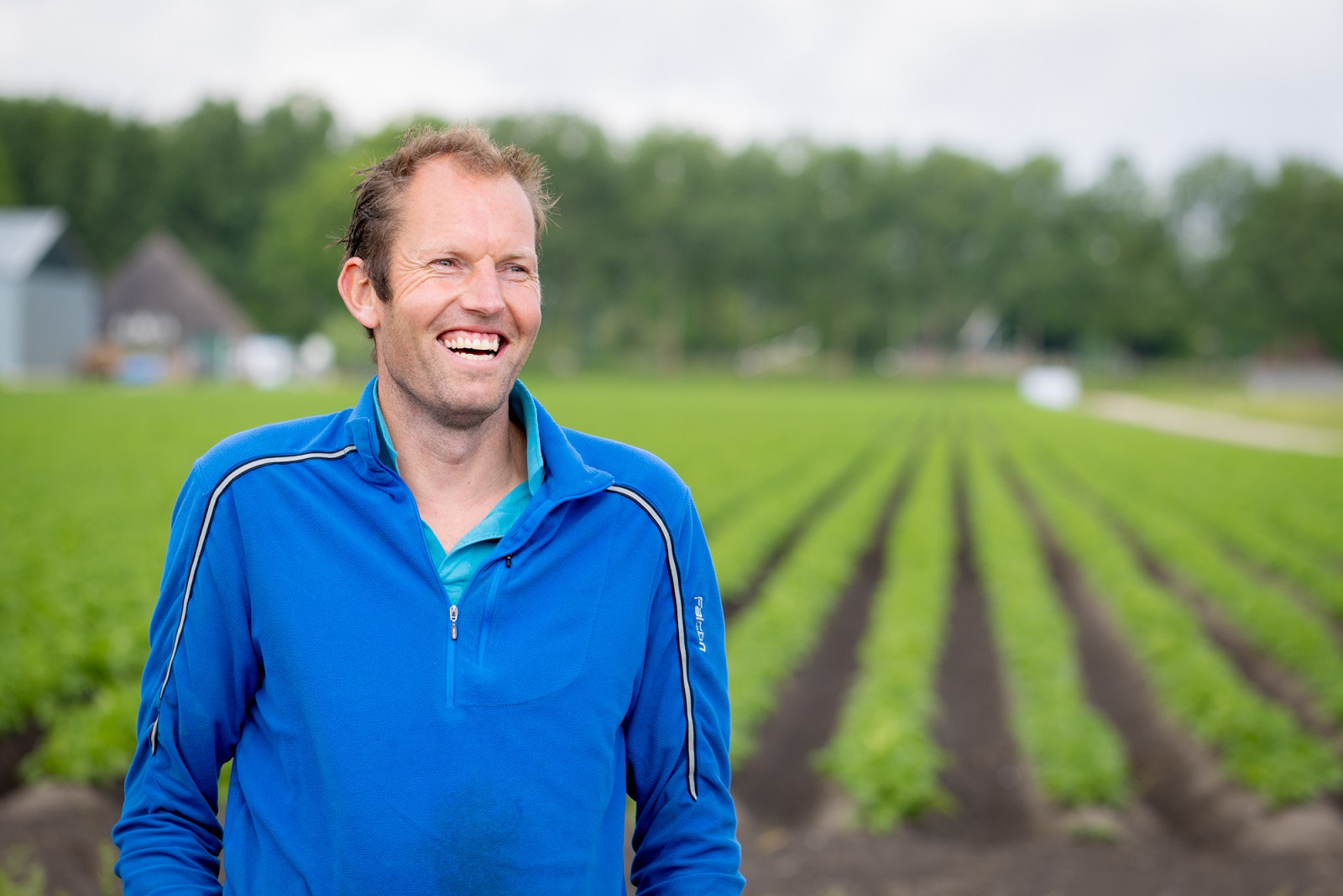 Groenteteler op zijn land