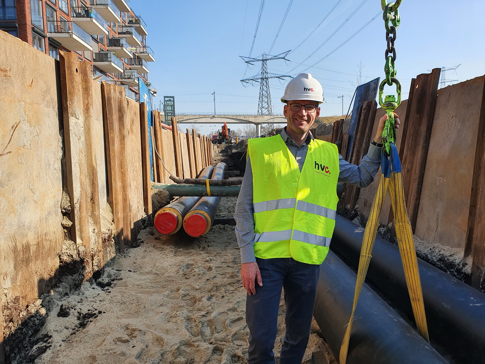 foto van gebiedsmanager Willy Heussen op een werkterrein waar de leidingen aangelegd worden.