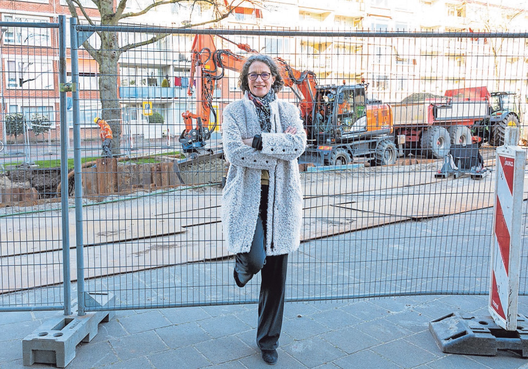 Foto van Liesbeth Marchesini bij de werkzaamheden in de Deltalaan in Sliedrecht