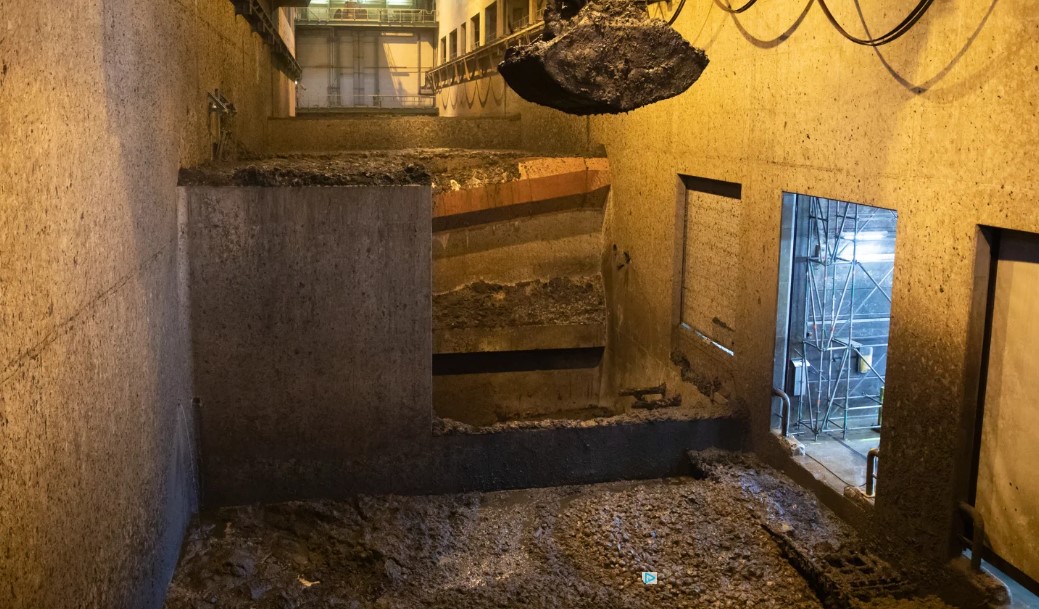 Foto van de locatie op het HVC-terrein waar het rioolslib wordt opgeslagen voor de verwerking tot warmte voor het warmtenet