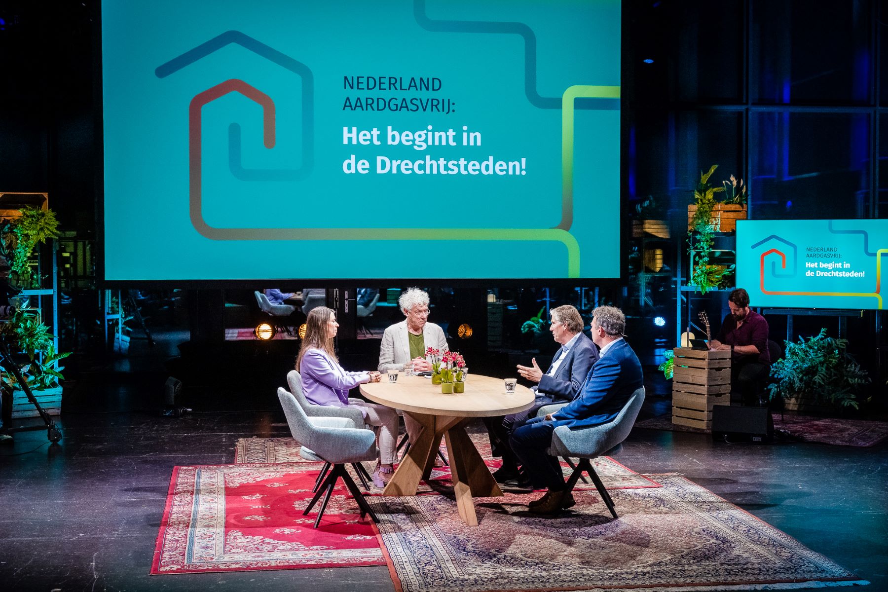 Foto van de talkshow in het Energiehuis in Dordrecht waar gevierd werd dat Dordrecht het eerste aardgasvrije warmtenet van Nederland heeft.