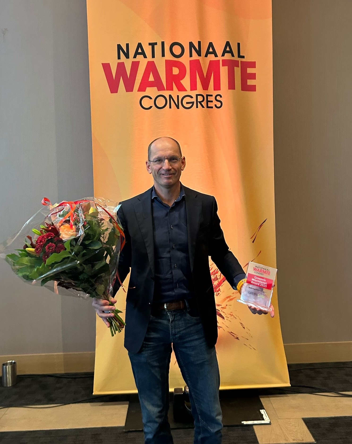 Willy Heusen neemt de award in ontvangst
