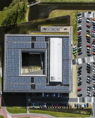 Dak met zonnenpanelen