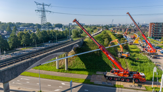 Hijskranen leiding boring onder de merwede