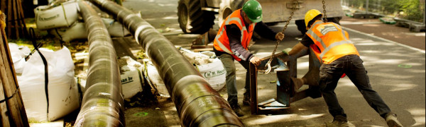 werkmannen werken aan het analeggen van de warmteleidingen in Dordrecht