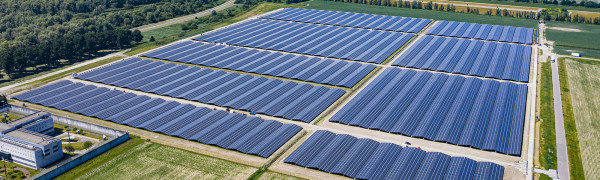 Drone foto van het zonnepark Zuyderzon in Almere.