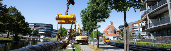 Warmteleiding hangt boven de grond voor een boring bij het zorgcentrum in Alkmaar