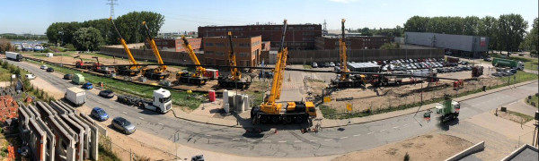 Een panorama foto van de aanleg van het warmtenet in Dordrecht. Op deze foto wordt de gevangenis aangesloten en zijn verschillende graafmachines te zien.