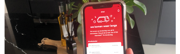 iemand houdt app vast in de keuken
