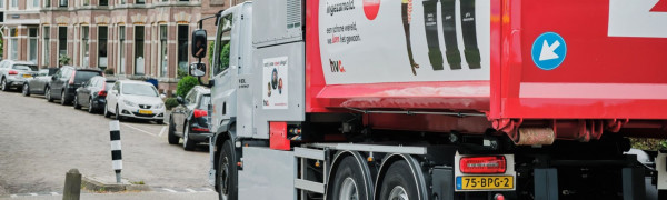 Elektrische inzamelwagen rijdt door de straten van Alkmaar
