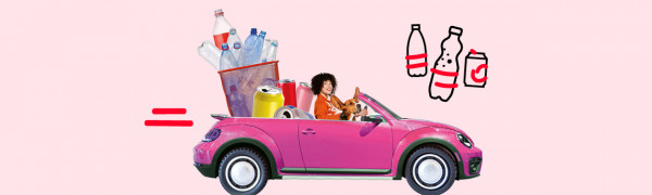 Vrouw in auto brengt statiegeldflesjes en blikjes weg