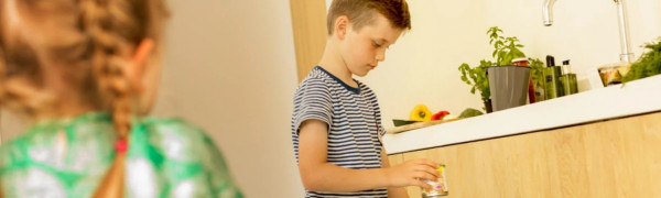 Foto van jongen die twijfelt in welke bak het blikje hoort
