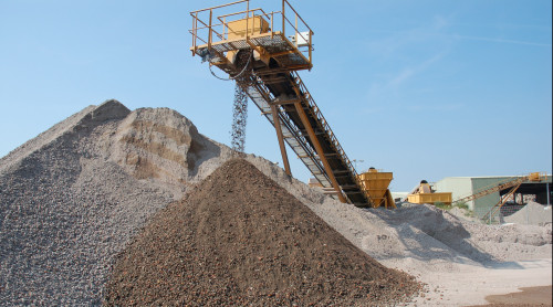 foto van bergen gesorteerd en verkleind puin afval, klaar voor hergebruik