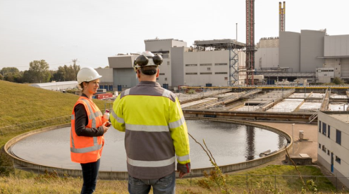 overzichtsfoto van rioolwaterzuivering met op de achtergrond de slibverbrandingsinstallatie