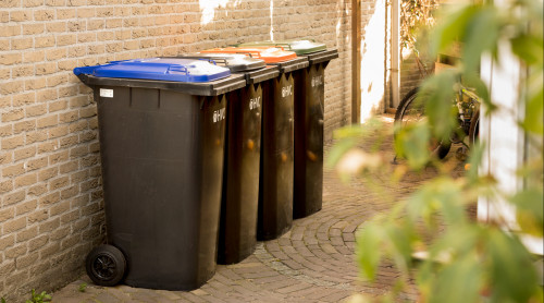 4 afval bakken aan huis, papier, restafval, plastic en gft.