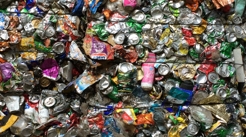 Foto van blik afval dat gescheide is van het plastic en de drinkpakken