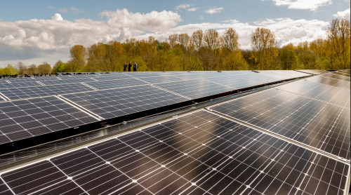 zonnepanelen op ene groot dak