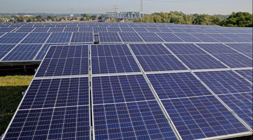 afbeelding van zonnepanelen op de voormalige vuilstortplaats Crayestein
