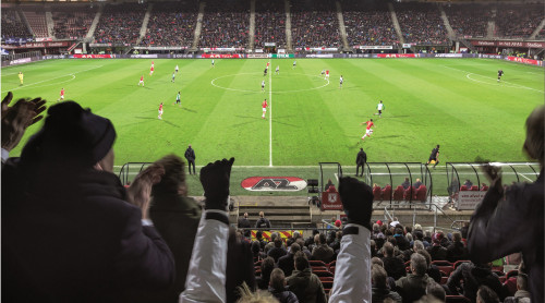 foto van voetbal wedstijd met AZ in Afas stadion, welke is verwarmt door het warmtenet van HVC