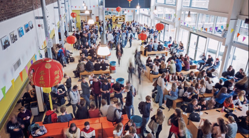 Foto van leerlingen in de kantine van PCC het Lyceum in Alkmaar