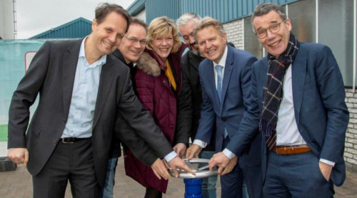 Van links naar rechts: Arjan ten Elshof (directeur Duurzame Energie HVC), Bob van der Hout (directeur Agri &amp; Food Rabobank Alkmaar e.o.), Monique Stam (wethouder Economie en Duurzaamheid, gemeente Heerhugowaard), Marcel Numan (directeur-eigenaar NH Paprika en voorzitter Ondernemersvereniging Alton), Jaap Bond (gedeputeerde Landbouw en Economie, provincie Noord-Holland), Thijs Pennink (directeur Ontwikkelingsbedrijf Noord-Holland Noord).  Zij houden allen een draaiknop vast.