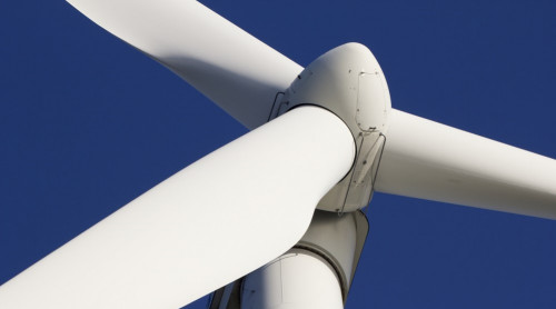 Ingezoomde foto van de wieken van een windmolen bij windpark Burgerveen