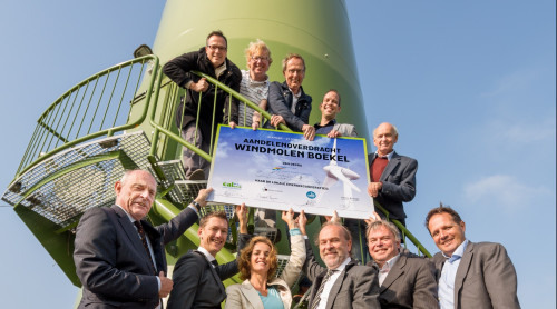 vertegenwoordigers van de energiecooperaties en decra bij windmolen Boekel