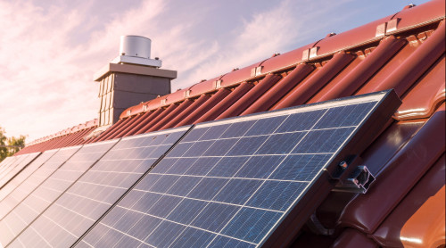 Zonnepanelen op een dak van een huis