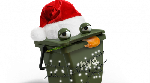 groen bakkie met feestmuts op. Om de bak zitten lichtjes. In de deksel zie je een sinaasappelschil en op de grond 2 botjes