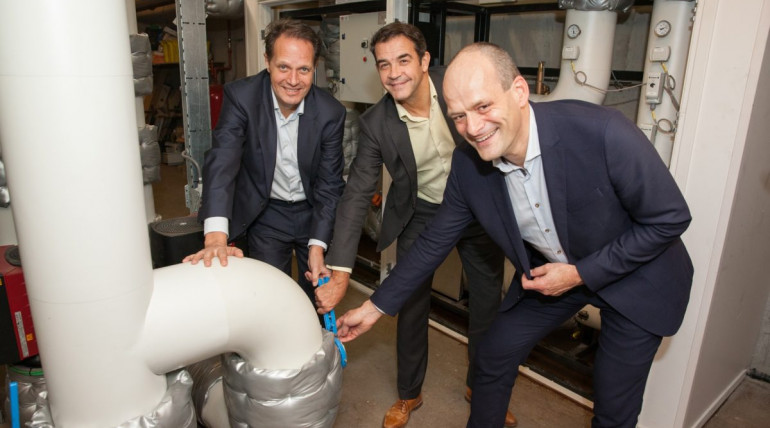 Op de foto zie je: Arjan ten Elshof, Peter van der Meer en wethouder Rik Van der Linden zij draaiden op 6 december 2019 de groene warmtekraan open. Daarmee werd het ziekenhuis officieel aan.gesloten op het warmtenet