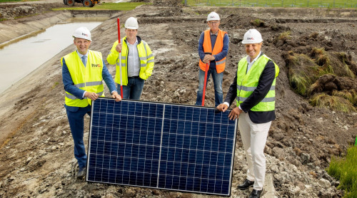 Op de foto van links naar rechts: Harry Nederpelt (wethouder van de gemeente Medemblik), Ralph-Peter Maitimo (voorzitter van de Dorpsraad Midwoud Oostwoud), Cor Spijker (Historische Vereniging Midwoud-Oostwoud) en Arjan ten Elshof (directeur Duurzame Energie van HVC). Zijn houden een zonnepaneel vast.
