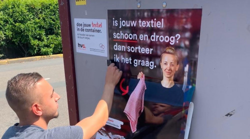 man bestickert textielcontainer