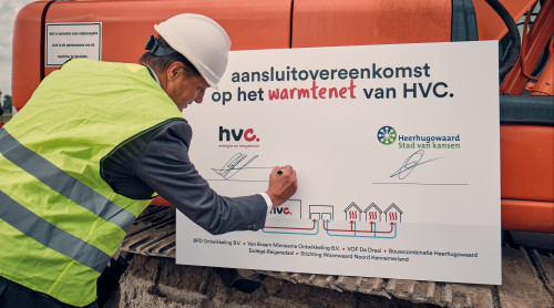 Arjan ten Elshof tekent aansluitovereenkomst