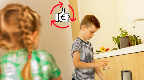 Kinderen scheiden afval in keuken