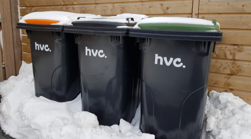 de plasticbak, restafvalbak en gft-bak in de sneeuw
