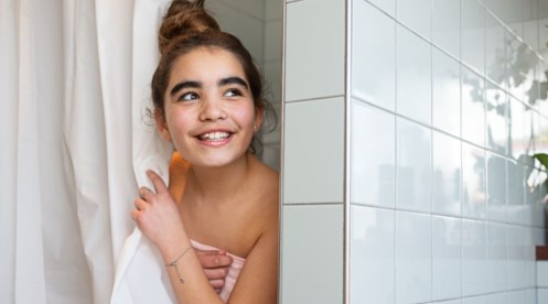 meisje achter een douchegordijn