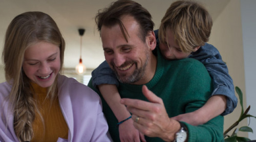 Lachende vader met zoon en dochter