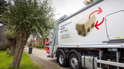 HVC wagen in de wijk, met belader achterop