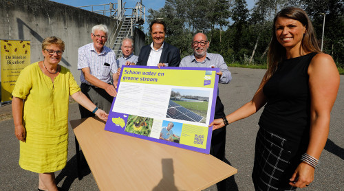 Arjan ten Elshof (directeur Duurzame Energie van HVC), Henk van der Drift (heemraad van waterschap Hollandse Delta) en Tanja de Jonge (wethouder van de gemeente Barendrecht) openden de zonneparken door het informatiebord in elkaar te puzzelen.