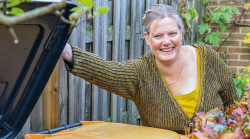 Angelique laat trots zien hoe leeg haar restafvalbak nog is