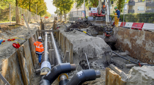 Foto van aanleg van warmteleidingen in de Thorbeckelaan in Sliedrecht
