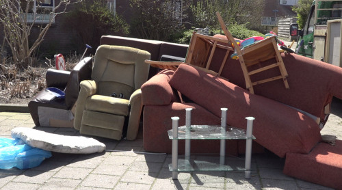 Grof afval op stoep voor de ophaalservice