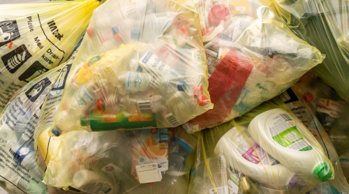 doorzichtige plasticzakken met plastic afval erin