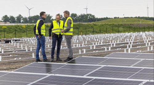 Eerste zonnepanelen zonnepark Braambergen