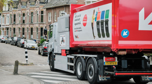 Elektrische inzamelwagen rijdt door de straten van Alkmaar
