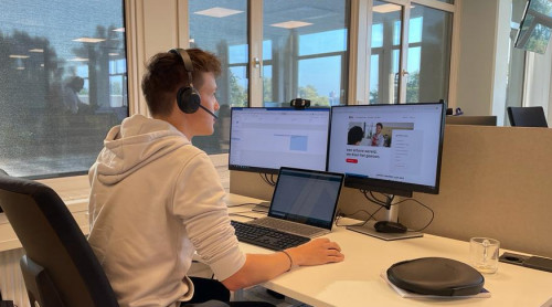 Energiecoach Bowie aan zijn bureau op kantoor