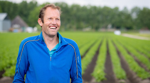 Groenteteler op zijn land